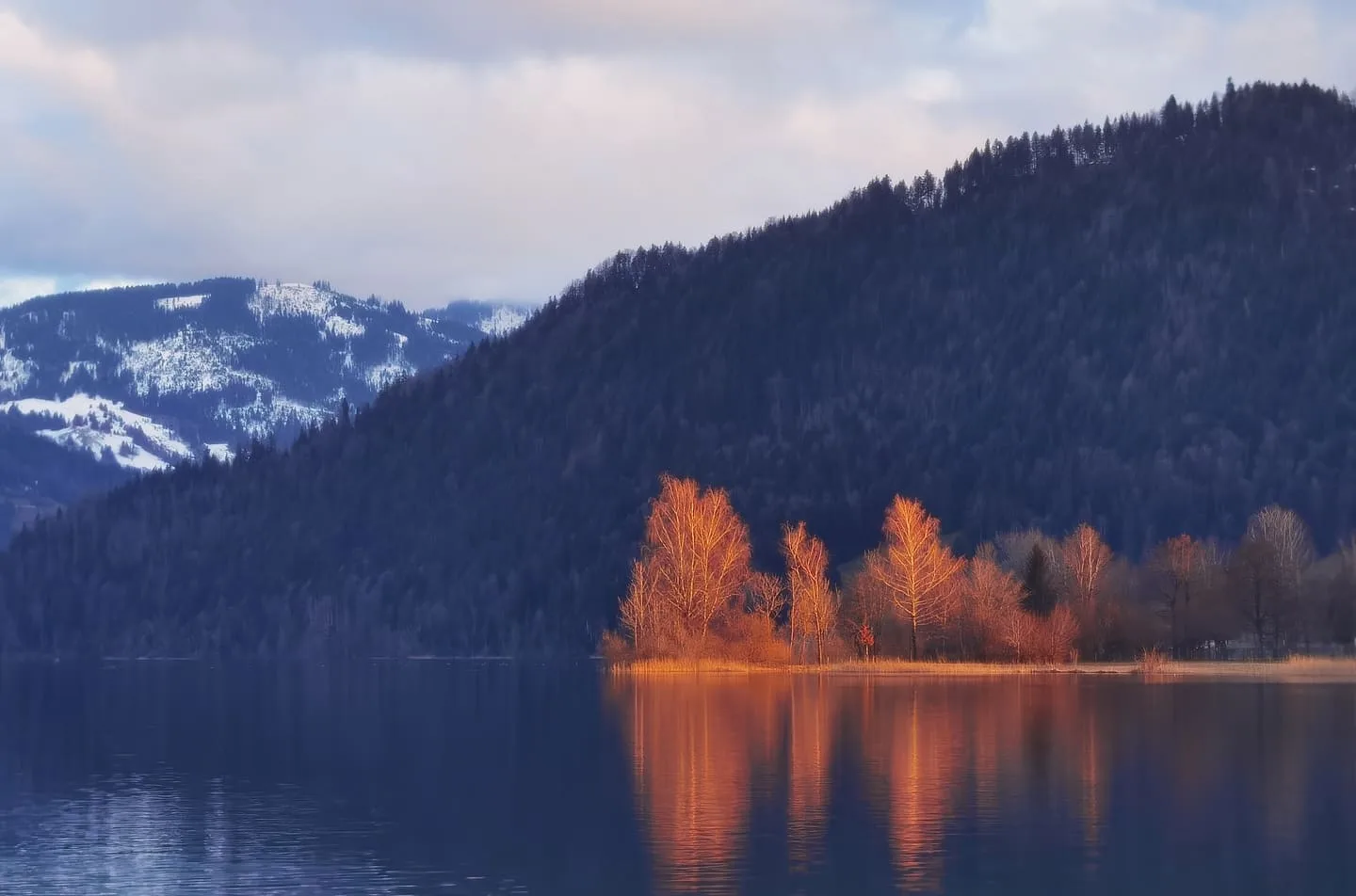 Coucher de soleil hivernal sur le lac Ägerisee.